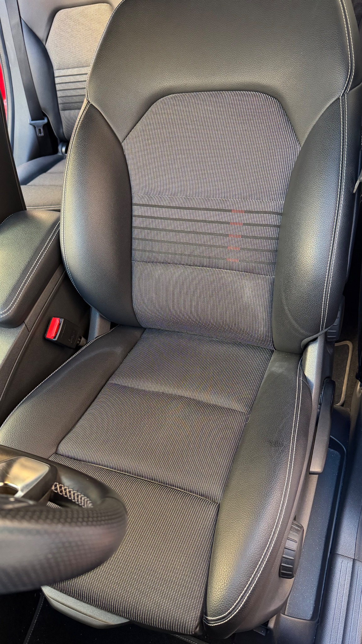 Asiento de coche antes de la limpieza profesional de tapicería en Madrid