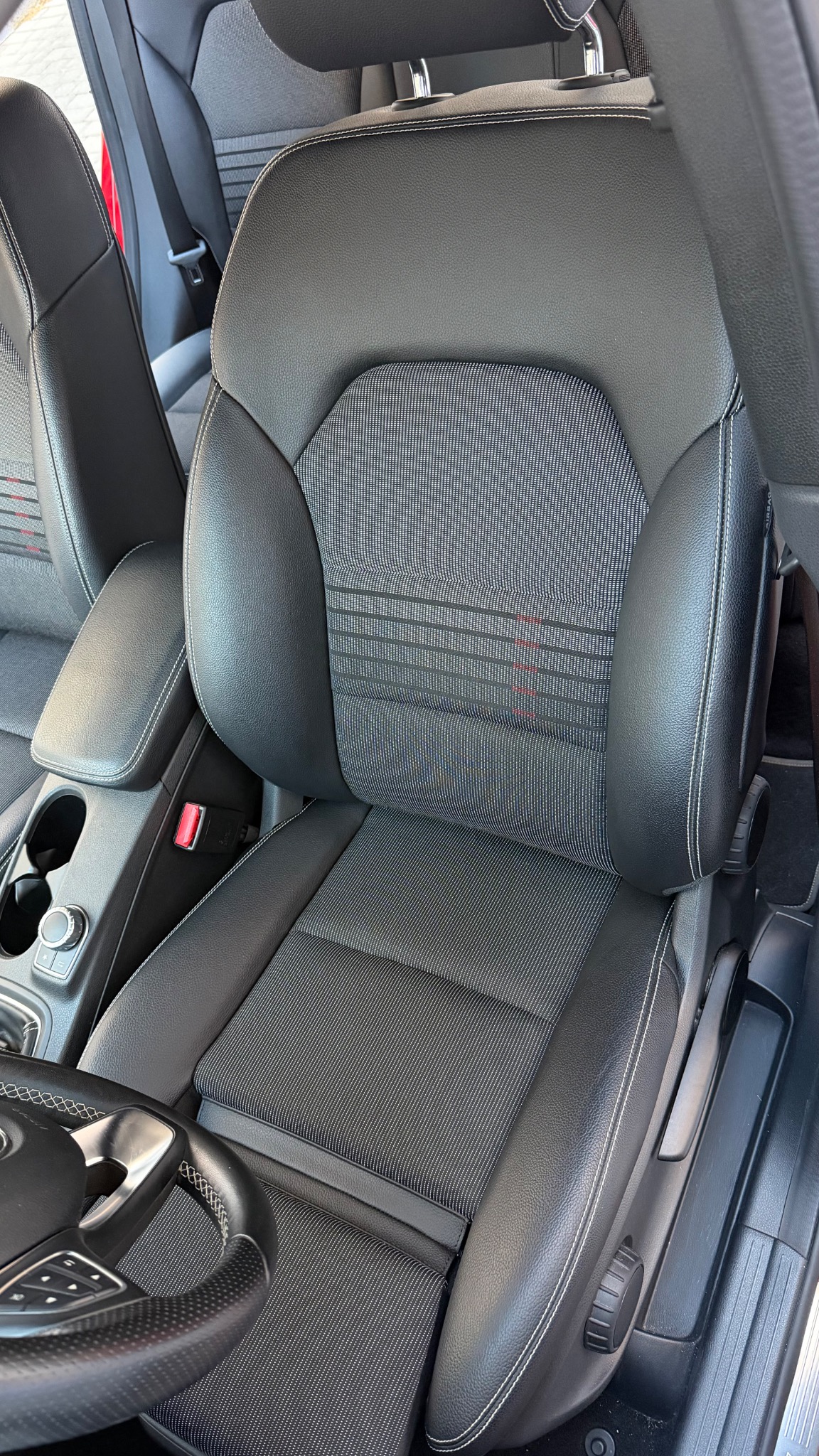 Asiento de coche después de la limpieza profesional de tapicería en Madrid