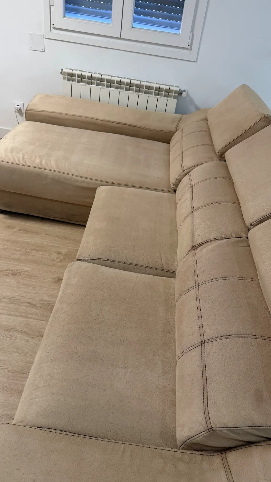 Sofá chaise longue después de una limpieza profesional de ProClean Lab en Madrid